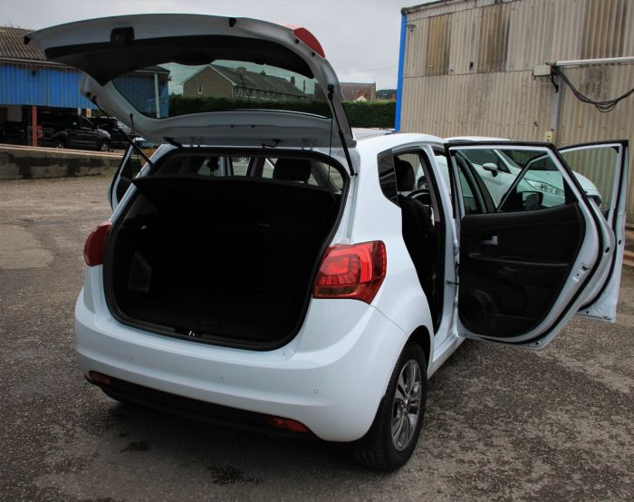Kia Venga 1.6 CRDi ISG 4 5dr Hatchback Diesel White