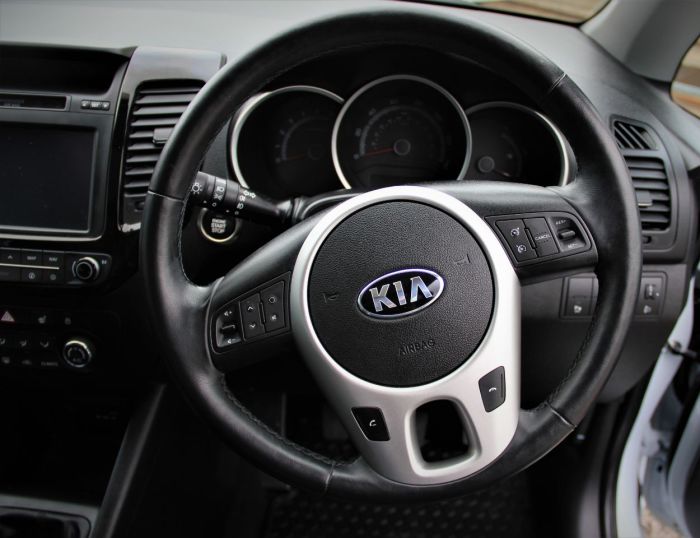 Kia Venga 1.6 CRDi ISG 4 5dr Hatchback Diesel White