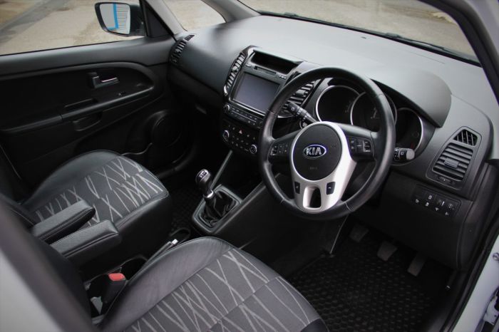 Kia Venga 1.6 CRDi ISG 4 5dr Hatchback Diesel White