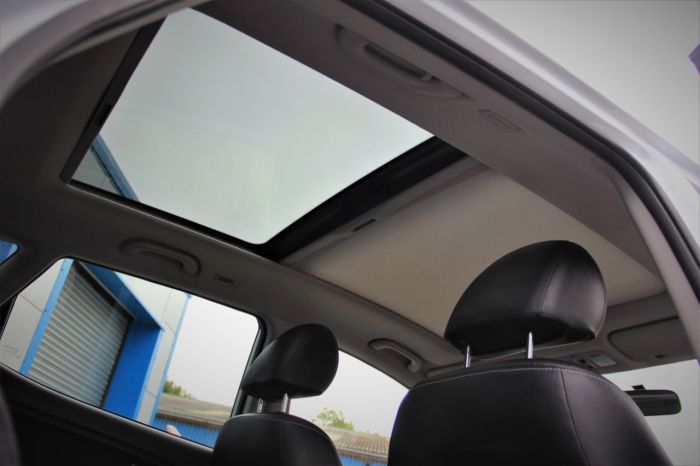 Kia Venga 1.6 CRDi ISG 4 5dr Hatchback Diesel White