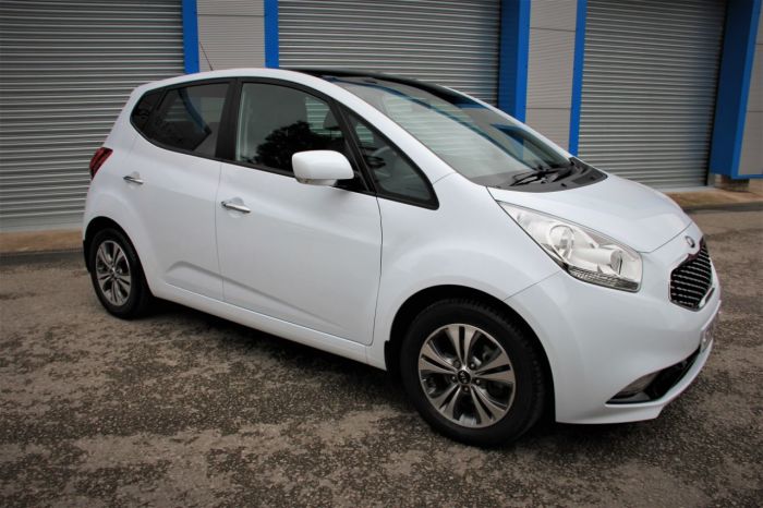 Kia Venga 1.6 CRDi ISG 4 5dr Hatchback Diesel White