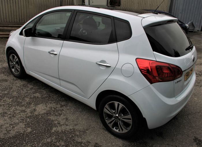 Kia Venga 1.6 CRDi ISG 4 5dr Hatchback Diesel White