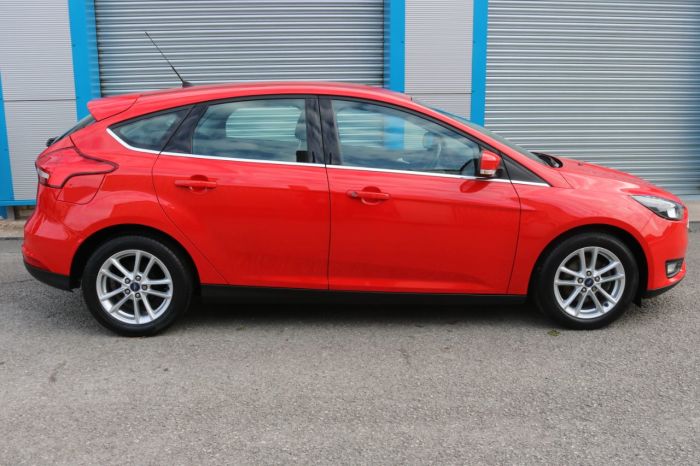Ford Focus 1.0 EcoBoost 125 Zetec 5dr Hatchback Petrol Red