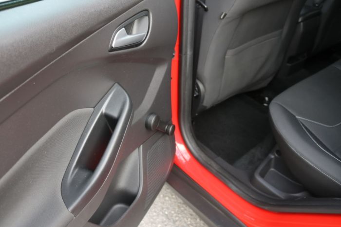 Ford Focus 1.0 EcoBoost 125 Zetec 5dr Hatchback Petrol Red