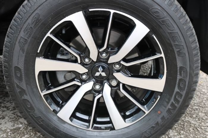 Mitsubishi Shogun Sport 2.4 DI-DC Commercial Auto Van Diesel Black
