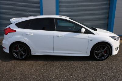Ford Focus 1.5 EcoBoost 182 ST-Line X 5dr Hatchback Petrol White