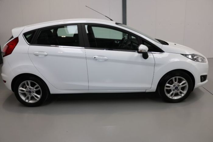Ford Fiesta 1.25 82 Zetec 5dr Hatchback Petrol White