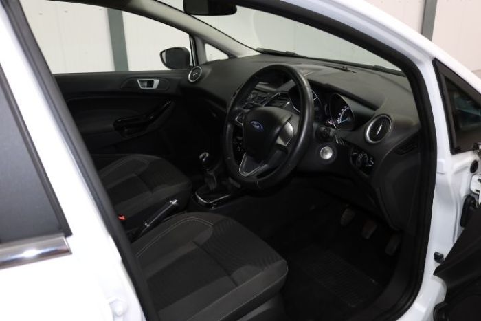 Ford Fiesta 1.25 82 Zetec 5dr Hatchback Petrol White