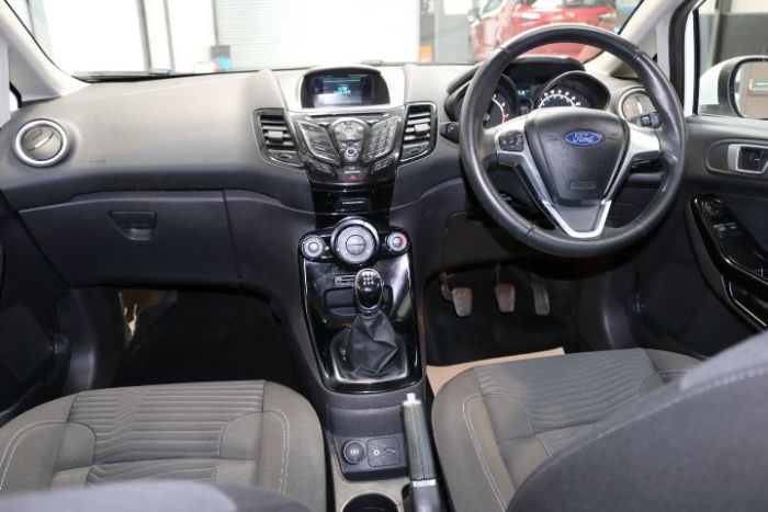 Ford Fiesta 1.25 82 Zetec 5dr Hatchback Petrol White